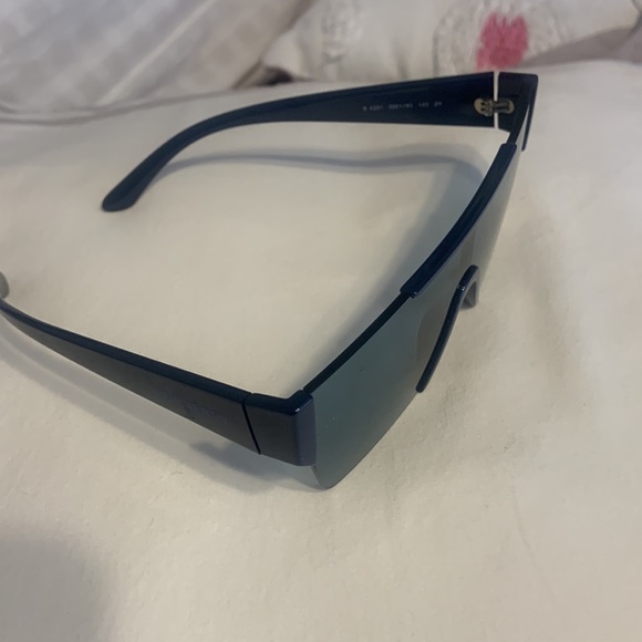 Brand new Burberry limited edition color.. I only wore once... - Picture 2 of 4